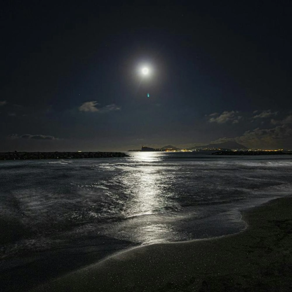 Pleine lune au-dessus d'une plage